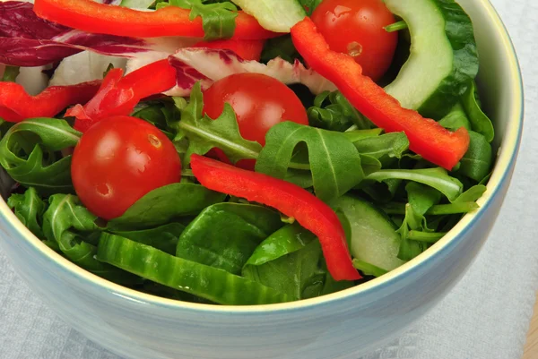 Verse organische zomer salade in een kom — Stockfoto