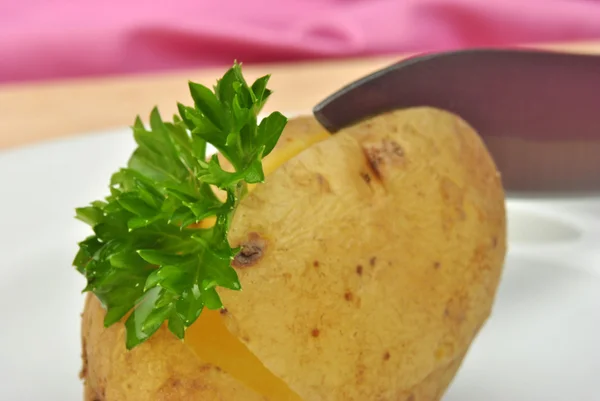 Organické vařený brambor s petrželkou a nůž — Stock fotografie