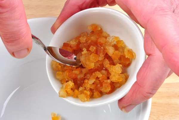 Ta några kanderade apelsinskal för bakning — Stockfoto