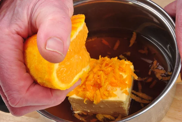 Spremere il succo d'arancia dolce biologico in una pentola — Foto Stock