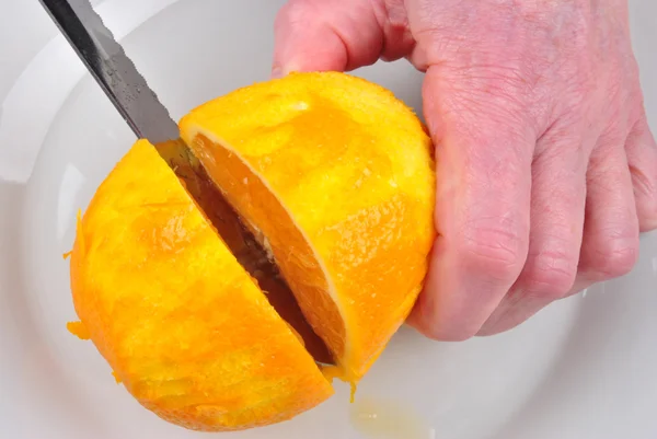 Gesneden een organische zoete oranje in de helft — Stockfoto