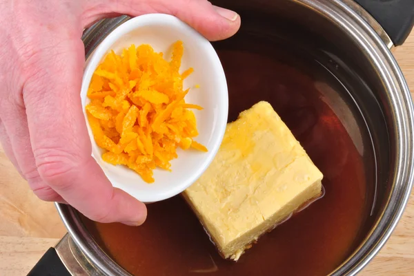 Mettre la peau d'orange douce bio dans une casserole — Photo