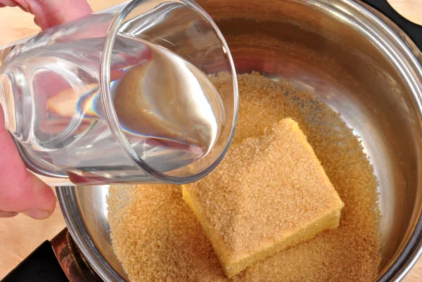 Коричневий цукор і деякі інгредієнти в горщику — стокове фото