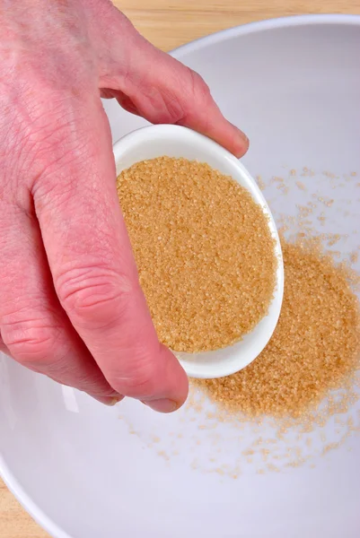 Metti un po 'di zucchero di canna biologico in una ciotola — Foto Stock