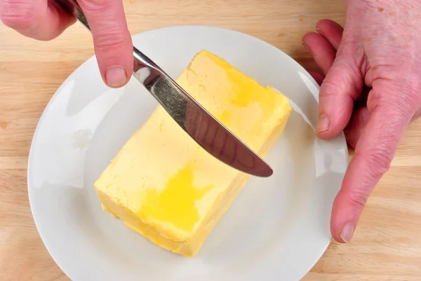Sommige organische boter aan een taart bakken voor te bereiden — Stockfoto