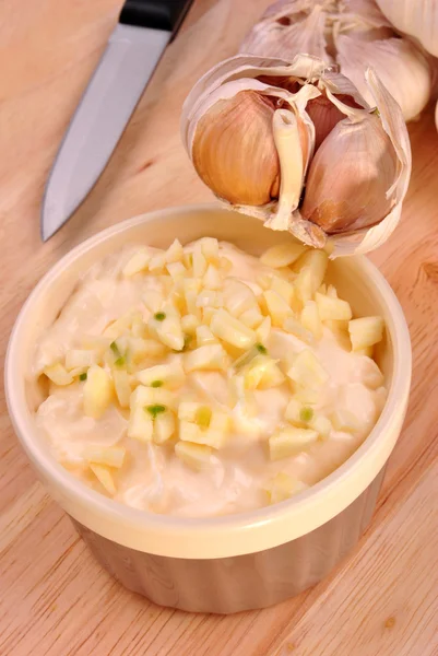 用一些新鲜的大蒜自制蛋黄酱 — 图库照片