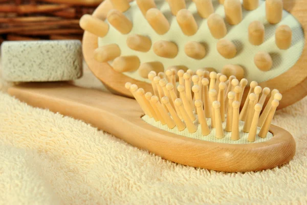 Nuevo cepillo para el cabello en una toalla de tela de rizo — Foto de Stock