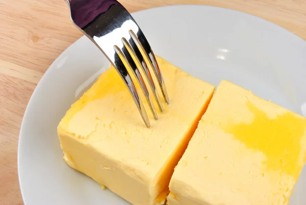 Préparer un peu de beurre biologique pour faire cuire un gâteau — Photo