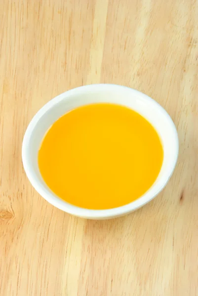 Organiczny pieprz czerwony olej w misce biały — Zdjęcie stockowe