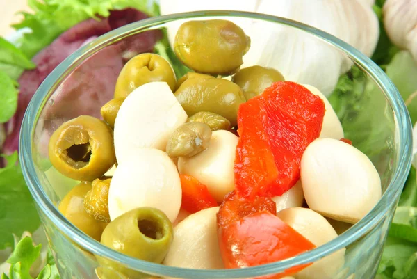 Etwas frischer Bio-Knoblauchsalat mit grünen Oliven — Stockfoto