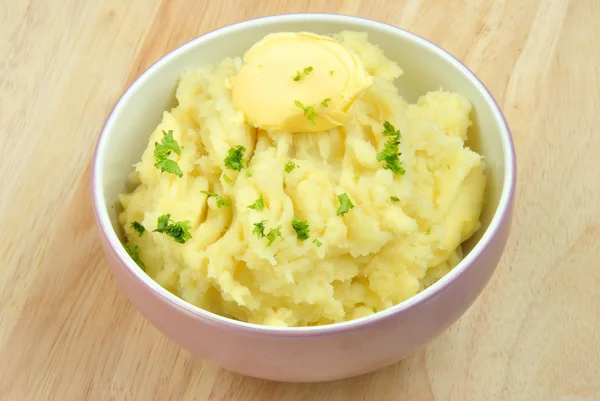 Картофельное пюре с органической петрушкой в миске — стоковое фото