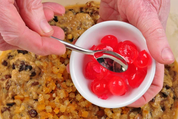 Meng ingrediënten om te maken een huis gemaakt fruit cake — Stockfoto