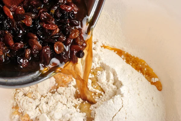 Misture ingredientes para fazer um bolo de frutas caseiro — Fotografia de Stock