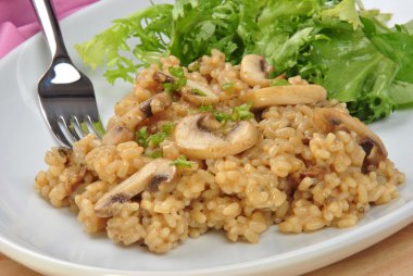 Organik risotto pirinci mantar ve salata ile