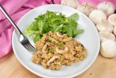 Organik risotto pirinci mantar ve salata ile