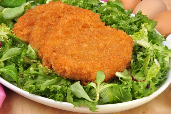 Rántott csirke bio filé tányéron salátával — Stock Fotó