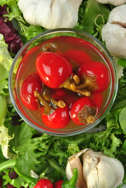Органічна червона вишня паприка з оцтом у склянці — стокове фото