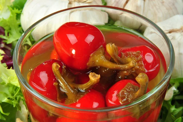 Páprica de cereja vermelha orgânica com vinagre em um copo — Fotografia de Stock