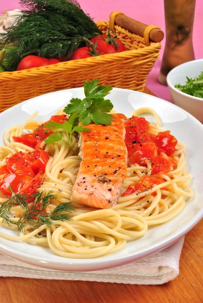 Grillowanego łososia hodowanego metodą ekologiczną na kilka pomidorów spaghetti — Zdjęcie stockowe