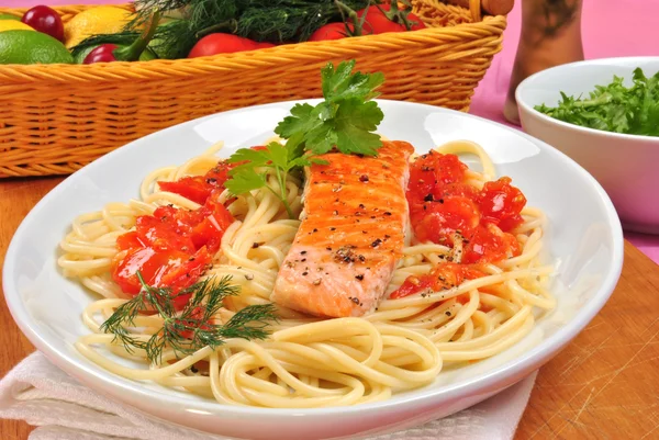 Grillowanego łososia hodowanego metodą ekologiczną na kilka pomidorów spaghetti — Zdjęcie stockowe