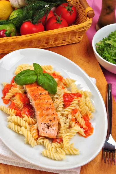 Gegrilde biologische zalm op sommige tomaat pasta — Stockfoto