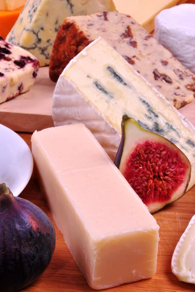 일부 유기 신선한 치즈와 치즈 플래터 — 스톡 사진