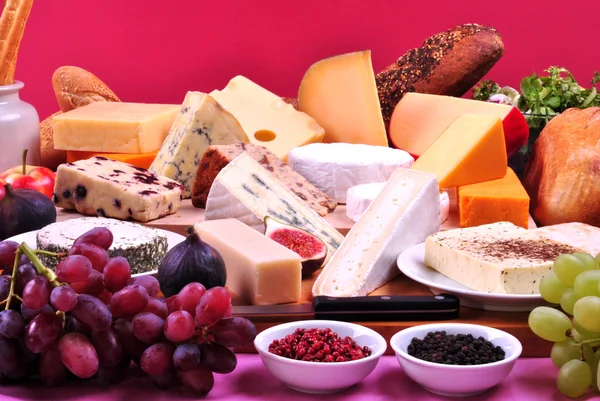 Sýrový talíř s některé organické čerstvý sýr — Stock fotografie