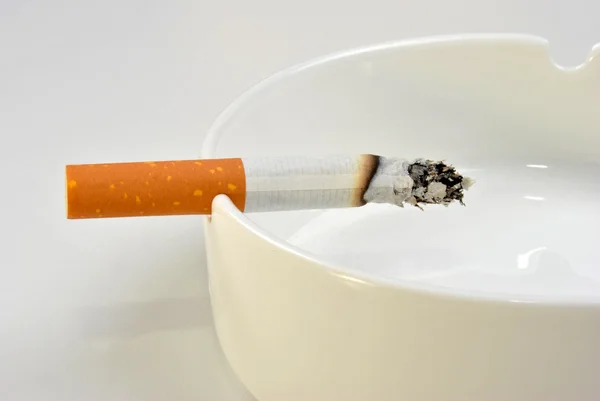 一种不健康香烟在玻璃烟灰缸 — 图库照片