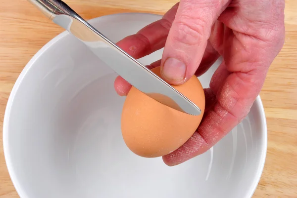 Aprire un uovo biologico per separare il tuorlo d'uovo — Foto Stock