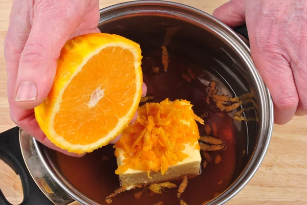 Zmáčkněte organické sladký pomerančový džus k hrnci — Stock fotografie