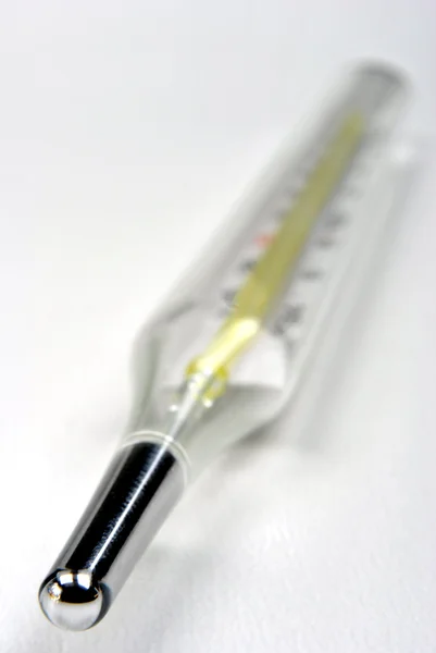 Analoge clinical thermometer op een witte achtergrond — Stockfoto