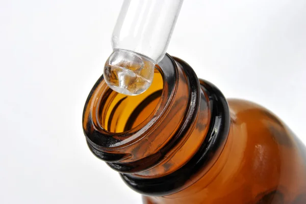 Botella médica marrón y una pipeta útil — Foto de Stock