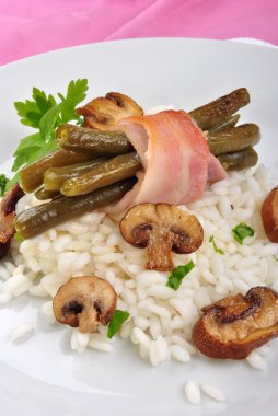 kuşkonmaz ızgara domuz pastırması ve risotto pirinç