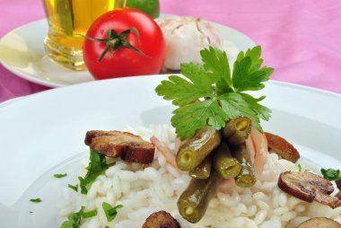 Organik ızgara domuz pastırması ve risotto pirinç fasulye