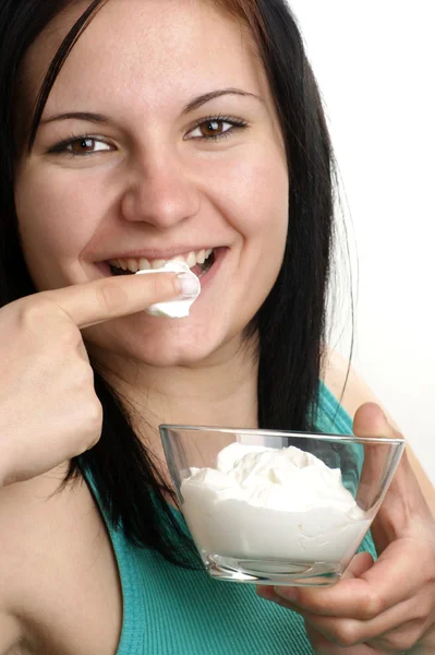 Egy fiatal nő, friss joghurtot eszik egy tál — Stock Fotó
