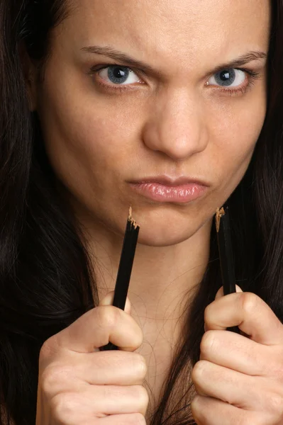 Ung kvinna med en trasig svart penna i handen — Stockfoto