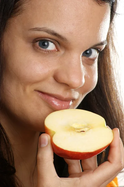Mladá žena drží polovinu jablko — Stock fotografie