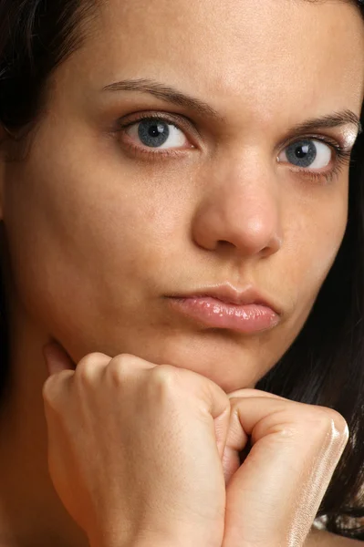 Een jonge vrouw looks ongelukkig in de camera — Stockfoto
