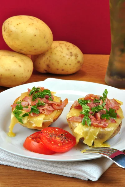 Картопля на грилі з сиром і беконом — стокове фото