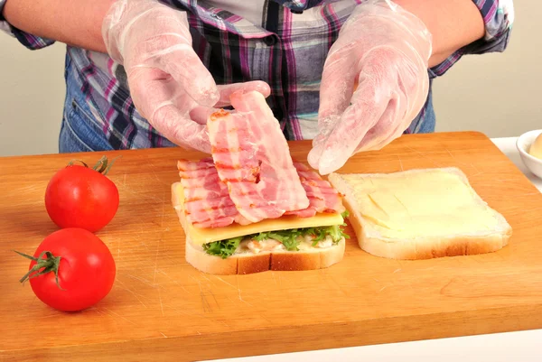 Förbereda toast bröd med lite ekologiskt bacon — Stockfoto