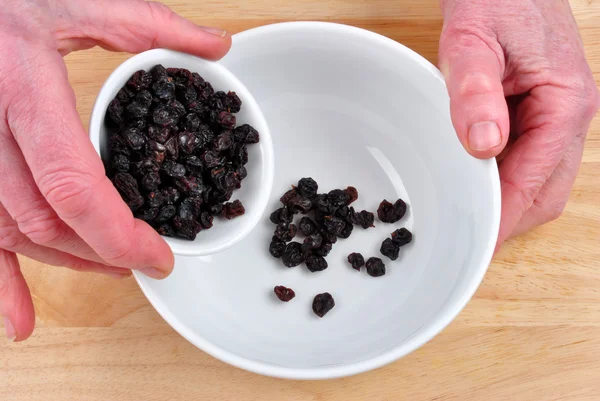 Préparer quelques raisins secs doux pour la cuisson à la maison — Photo