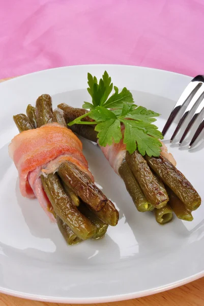 Chicco biologico tenero con pancetta alla griglia su un piatto — Foto Stock