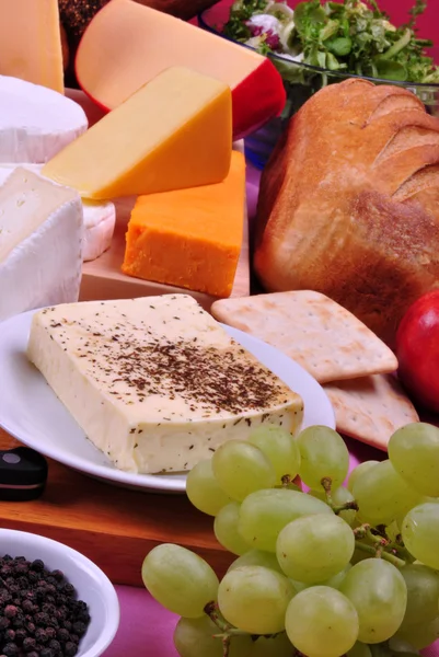 Cheese platter with some organic fresh cheese — Stock Photo, Image