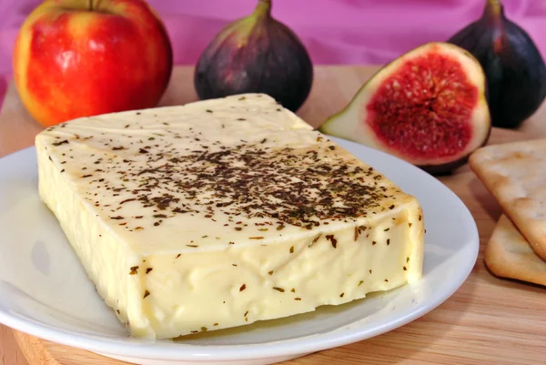Bazı organik ızgara peynir beyaz tabak — Stok fotoğraf