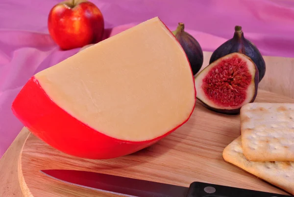 Tábua de madeira com queijo gouda orgânico — Fotografia de Stock