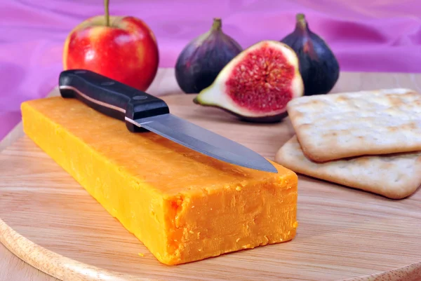 Deska z niektórych organicznych emmental sera — Zdjęcie stockowe