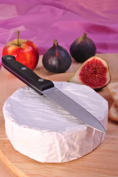 Deska z organicznych camembert i nóż — Zdjęcie stockowe