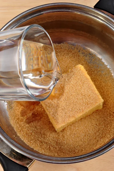 Zmieszać wodę z masła i cukru brązowego — Zdjęcie stockowe