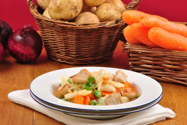Sopa de legumes deliciosa caseira com carne de porco — Fotografia de Stock