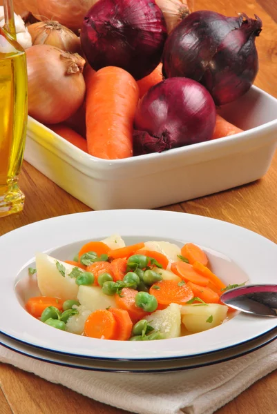 Beyaz bir tabak içinde lezzetli ev yapımı sebze çorbası — Stok fotoğraf